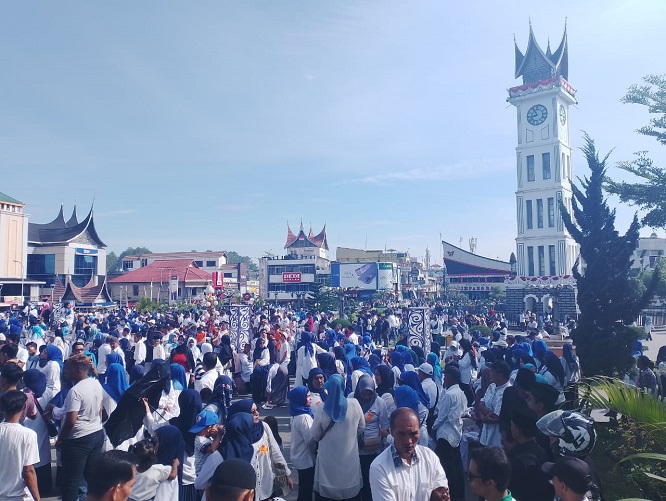 Puluhan ribu masyarakat Bukittinggi tumpah ruah di Jam Gadang Bukittinggi untuk mengantarkan pasangan calon yang maju Pilkada Bukittinggi