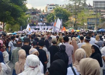 Ribuan Masyarakat Mengantar Erman Safar ke KPU Bukittinggi