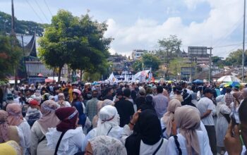 Ribuan Masyarakat Mengantar Erman Safar ke KPU Bukittinggi