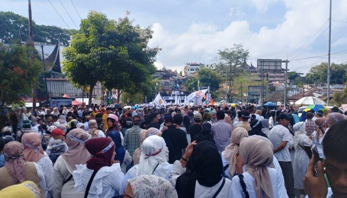 Ribuan Masyarakat Mengantar Erman Safar ke KPU Bukittinggi