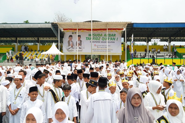 Pemkab Solok Selatan menggelar Wisuda Akbar Tahfiz Quran dengan 1.514 orang Hafiz/Hafizah mendapatkan predikat sebagai penghafal Al- Quran