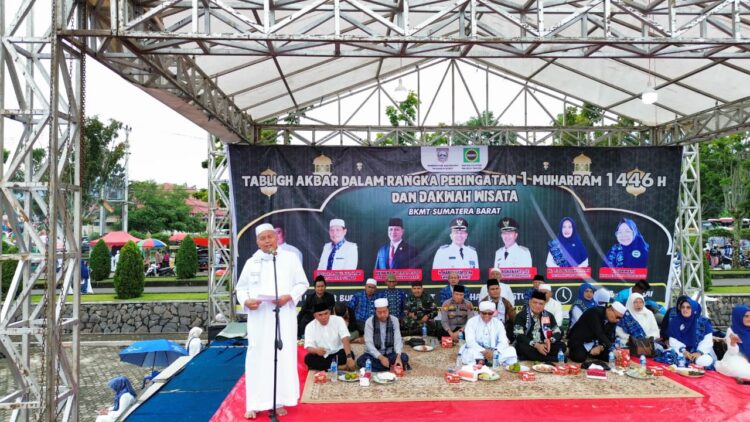 Bupati Pasbar, Hamsuardi menyampaikan ucapan selamat datang kepada seluruh jemaah BKMT se- Sumbar. OSNIWATI