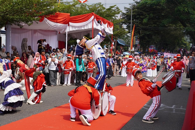 Ribuan warga tumpah ruah menyaksikan pawai alegoris merayakan HUT ke-79 Kemerdekaan RI. Jalan Sudirman, Padang Panjang.