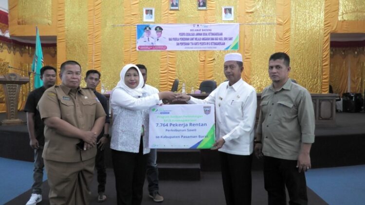 Wakil Bupati Risnawanto didampingi Sekda Hendra Putra menerima kartu BPJS ketenagakerjaan sebelum diserahkan kepada peserta BPJS ketenagakerjaan dari DBH sawit. Osniwati
