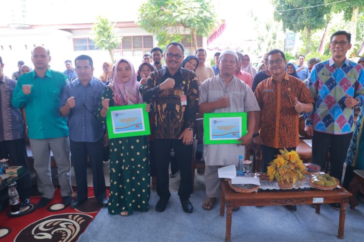 Penjabat Wali Kota Payakumbuh Suprayitno menyerahkan bantuan pembangunan tangki septik untuk 400 rumah tangga, Minggu (18/8). DADANG
