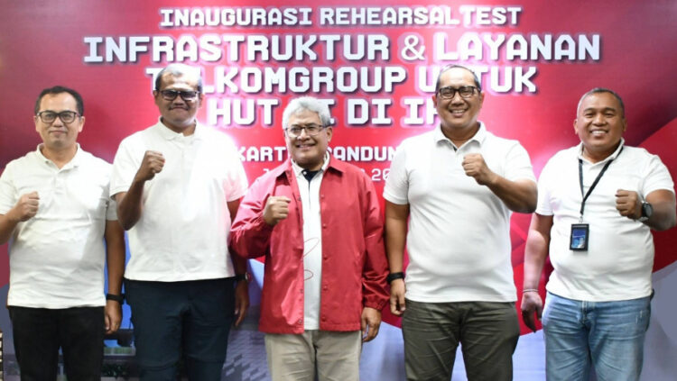 Direktur Network & IT Solution Telkom Herlan Wijanarko (tengah), Executive Vice President Telkom Regional IV Area Kalimantan Rachmad Dwi Hartanto (kedua dari kanan),  VP Network/IT Strategy, Technology, & Architecture yang juga sebagai Kepala Satgas TelkomGroup untuk IKN Ermono Liman Prabowo (paling kiri), Direktur Planning & Operations PT Telkom Infrastruktur Indonesia (TIF) Suharyoto, (kedua dari kiri), dan Executive Vice President Territory 4 TIF I Komang Widnyana Karang saat rehearsal test untuk memastikan kesiapan infrastruktur dan layanan telekomunikasi untuk dukungan HUT RI di IKN berjalan dengan baik, berlokasi di Bandung, (10/8). IST