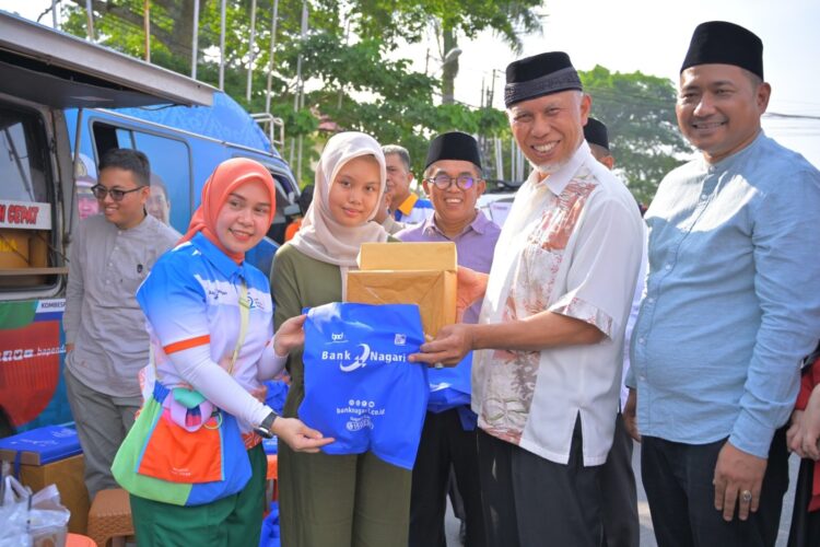 Gubernur Sumbar, Mahyeldi Ansharullah meninjau program Samsat Ngabuburit di Solok beberapa waktu lalu. Dalam upaya memacu realisasi pendapatan daerah, Pemprov kembali memberlakukan kebijakan insentif pajak kendaraan bermotor. IST