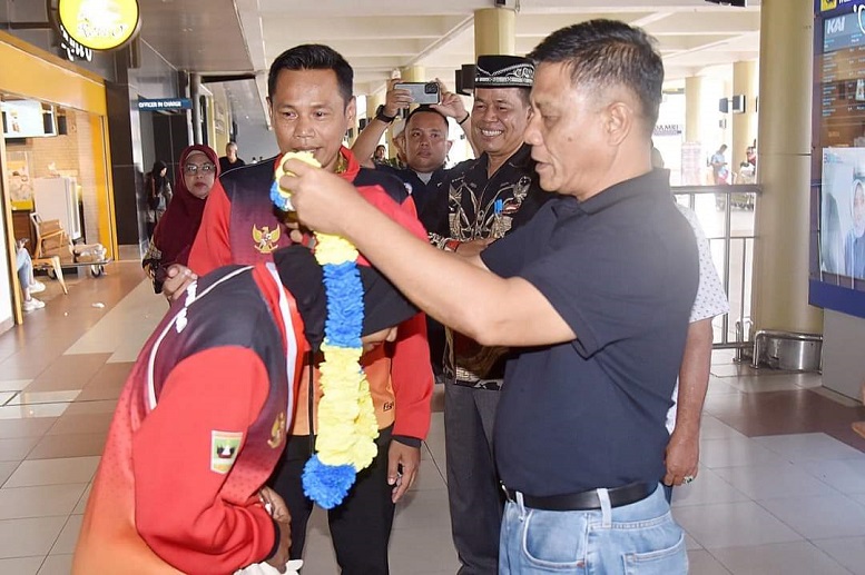 Kontingen atlet sepatu roda asal Kota Pariaman yang mewakili Sumbar disambut dengan meriah usai meraih dua medali PON XXI Aceh-Sumut 2024