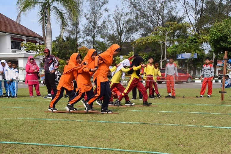 Dinas Pendidikan Pemuda dan Olahraga atau Disdikpora Kota Pariaman menyelenggarakan lomba anak tradisional yang diikuti 60 SD dan MI sederajat