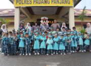 Tumbuhkan Kecintaan Terhadap Polisi, TK-KB Smart Kids Field Trip ke Polres Padang Panjang