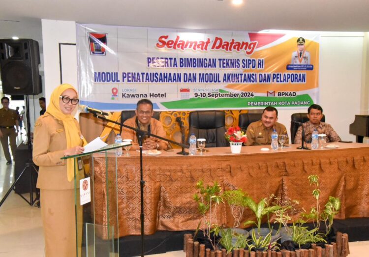 Asisten Administrasi Umum Pemko Padang, Corri Saidan saat membuka bimtek tentang SIPD RI di Kawana Hotel, Senin (9/9). IST