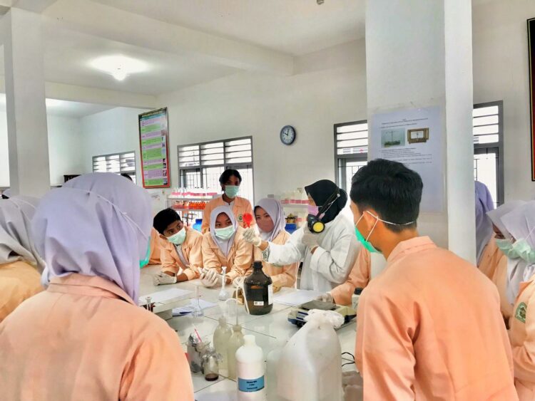 Salah satu kegiatan laboratorium mahasiswa Akfar IB bersama LLDIKTI wilayah X beberapa waktu yang lalu. Ist