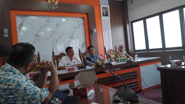 -- Plt Sekda Kota Pariaman, Yaminu Rizal melakukan konferensi pers terkait keputusan Pj Wako yang tidak memberi sanksi makar terhadap 38 pejabat daerah setempat. MITHA