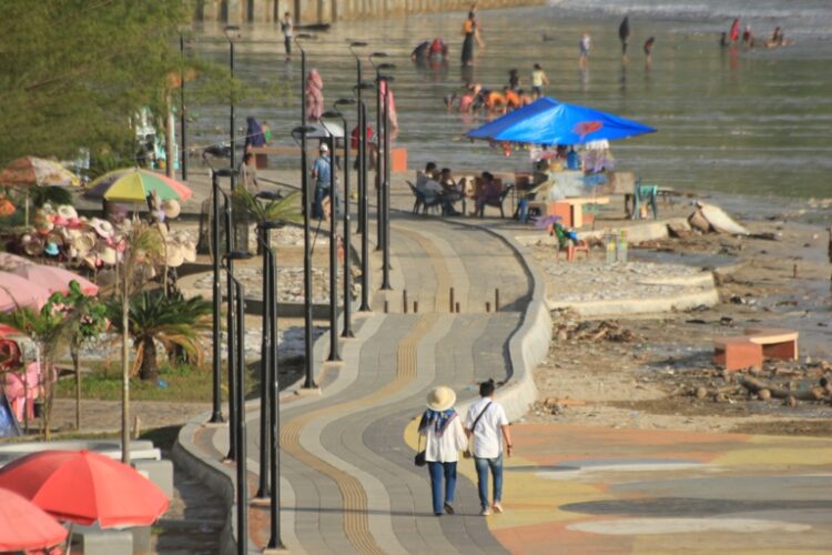 Pantai Air Manis di Kelurahan Air Manis, Kecamatan Padang Selatan, Kota Padang, ramai pengunjung beberapa waktu lalu. Sektor pariwisata Sumbar mulai menunjukkan tanda-tanda kebangkitan setelah sempat terdampak rentetan kejadian bencana alam. DOK HALUAN