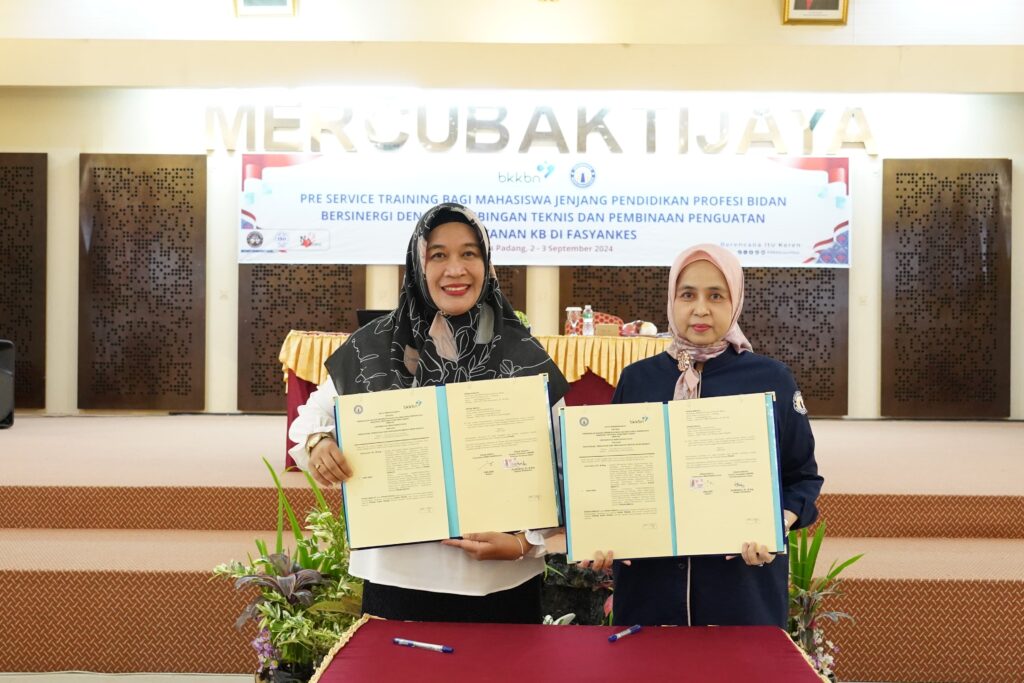 Ket. Foto : Kepala Perwakilan BKKBN Provinsi Sumatera Barat, Fatmawati melakukan penandatanganan MOU kerjasama dengan Rektor Universitas Mercubaktijaya Padang, Ises Reni. 