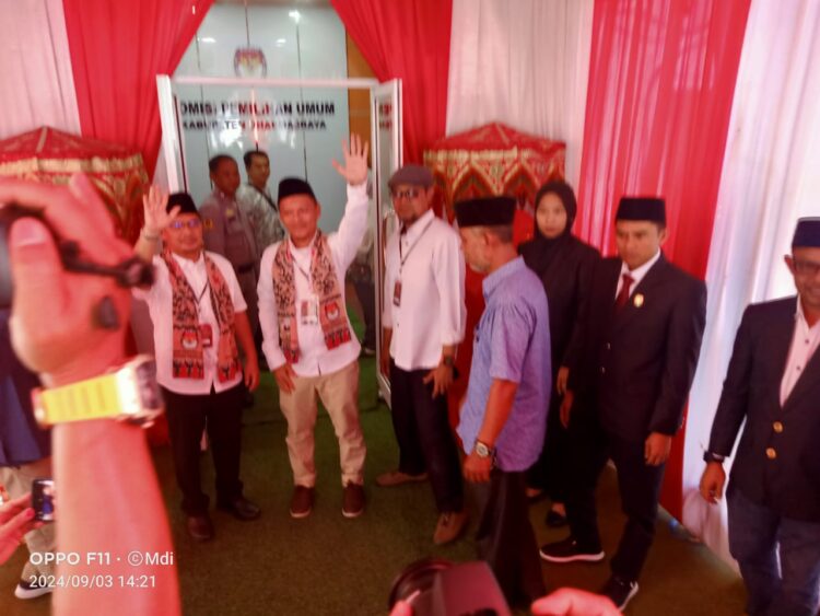 Pasangan Adi Gunawan dan Romi Siska Putra saat memasuki ruangan pendaftaran.maryadi