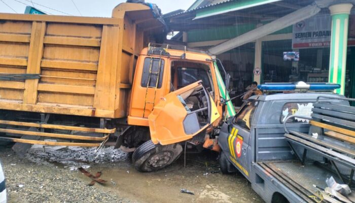 Tiga Kendaraan Alami Tabrakan Beruntun di Jalan Lintas Gunung Tuleh