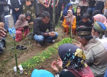 Isak Tangis Iringi Pemakaman Jasad Gadis Penjual Gorengan di Padang Pariaman