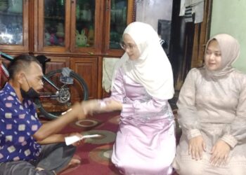 Femi Nofi Candra dan Yofi Leo Murphy Serahkan Bantuan Untuk Mak Godok, Penderita Kanker Mulut di Kota Solok