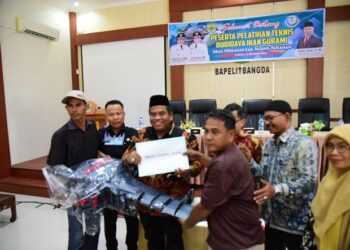 Pemerintah Kabupaten atau Pemkab Padang Pariaman kembali menyalurkan bantuan nelayan berupa alat mesin tempel.