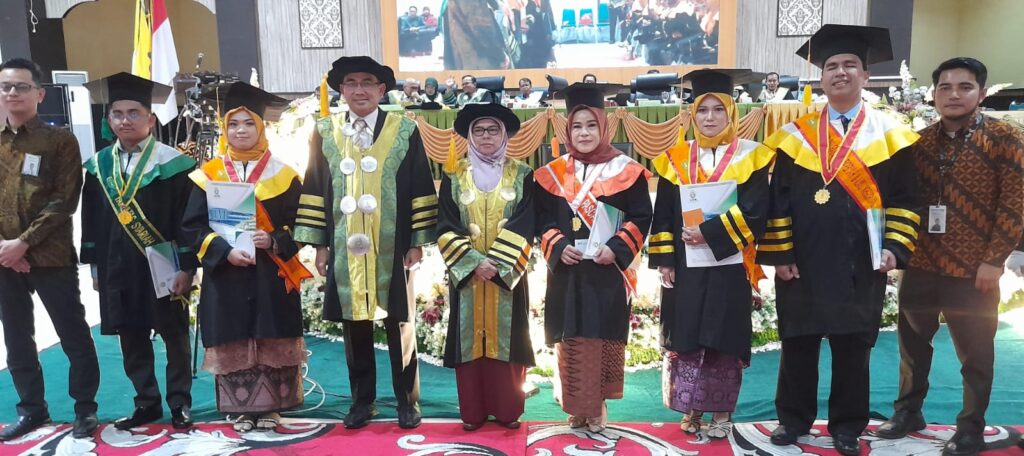 WISUDA PERDANA S3 - Dr. Yasmansah, M. Pd bersama dengan Rektor dan Wakil Rektor III UIN Bukittinggi foto bersama dengan wisudawan terbaik di Gedung Student Center UIN Bukittinggi Kubang Putiah, Rabu (18/9). YURSIL.