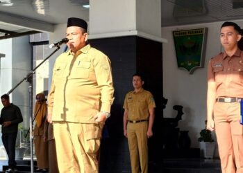 Bupati Padang Pariaman Suhatri Bur, memimpin Apel Gabungan terakhir sebelum mulai menjalani Cuti Kampanye Pilkada