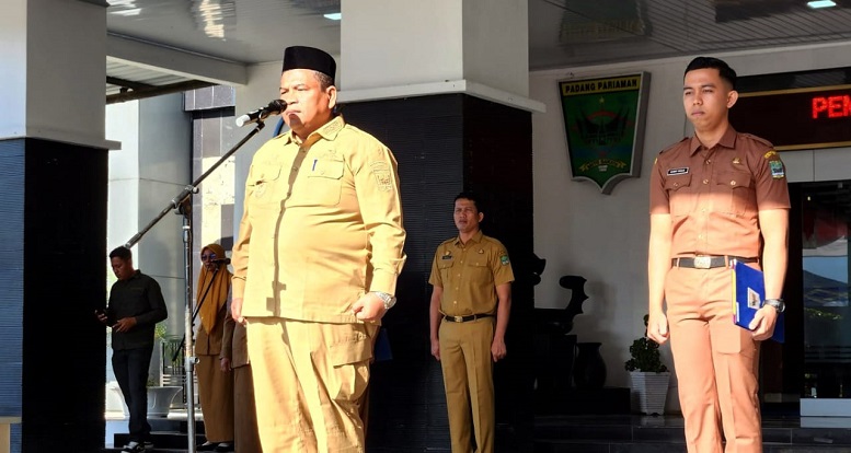 Bupati Padang Pariaman Suhatri Bur, memimpin Apel Gabungan terakhir sebelum mulai menjalani Cuti Kampanye Pilkada