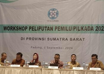 Ketua Dewan Pers Ninik Rahayu didampingi Komisioner KPUD Sumbar, Bawaslu dan Ketua KPID Sumbar saat membuka Workshop Peliputan Pemilu-Pilkada 2024 di Padang, Kamis (5/8).