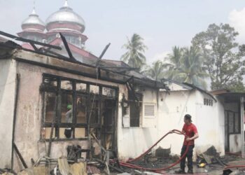 Diduga Arus Pendek, Dua Unit Rumah Dinas di Nagari Muaro Sijunjung Ludes Dilahap Api
