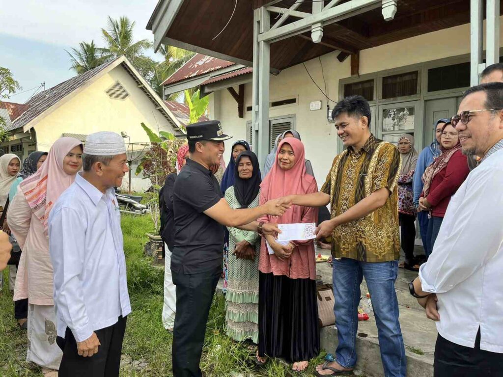 Wabup Sijunjung didampingi Ketua GOW, Sekretaris Daerah Kabupaten Sijunjung, Kepala OPD, Pimpinan Cabang Bank Nagari Sijunjung serta Baznas meninjau dan memberikan bantuan kepada keluarga terdampak bencana kebakaran yang terjadi di Komplek perumahan dinas Pemkab Sijunjung, Jumat (6/9)