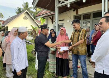 Wabup Sijunjung didampingi Ketua GOW, Sekretaris Daerah Kabupaten Sijunjung, Kepala OPD, Pimpinan Cabang Bank Nagari Sijunjung serta Baznas meninjau dan memberikan bantuan kepada keluarga terdampak bencana kebakaran yang terjadi di Komplek perumahan dinas Pemkab Sijunjung, Jumat (6/9)