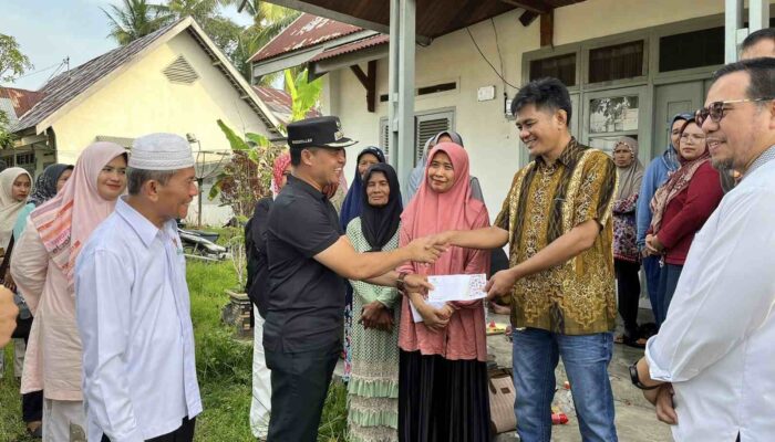 Pasca Dua Rumah Dinas Terbakar, Wabup Sijunjung Serahkan Bantuan