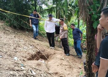 Polda Sumbar bersama Polres Padang Pariaman lakukan penyisiran Tempat Kejadian Perkara (TKP) pembunuhan gadis penjual gorengan Nia Kurnia.