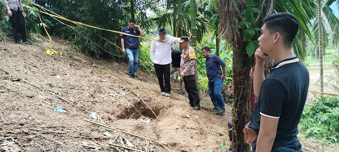 Polda Sumbar bersama Polres Padang Pariaman lakukan penyisiran Tempat Kejadian Perkara (TKP) pembunuhan gadis penjual gorengan Nia Kurnia.