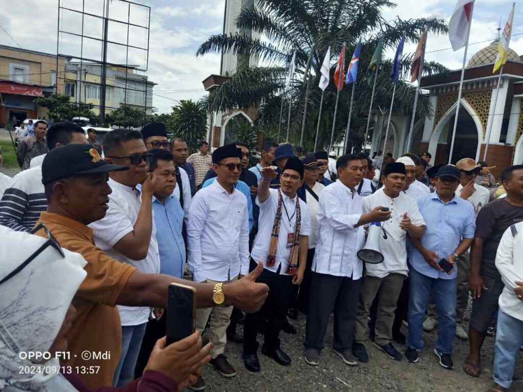 Pasangan Adi Gunawan dan Romi Siska Putra sehabis menyerahkan berkas pendaftaran Bapaslon di KPU Dharmasraya. MARYADI