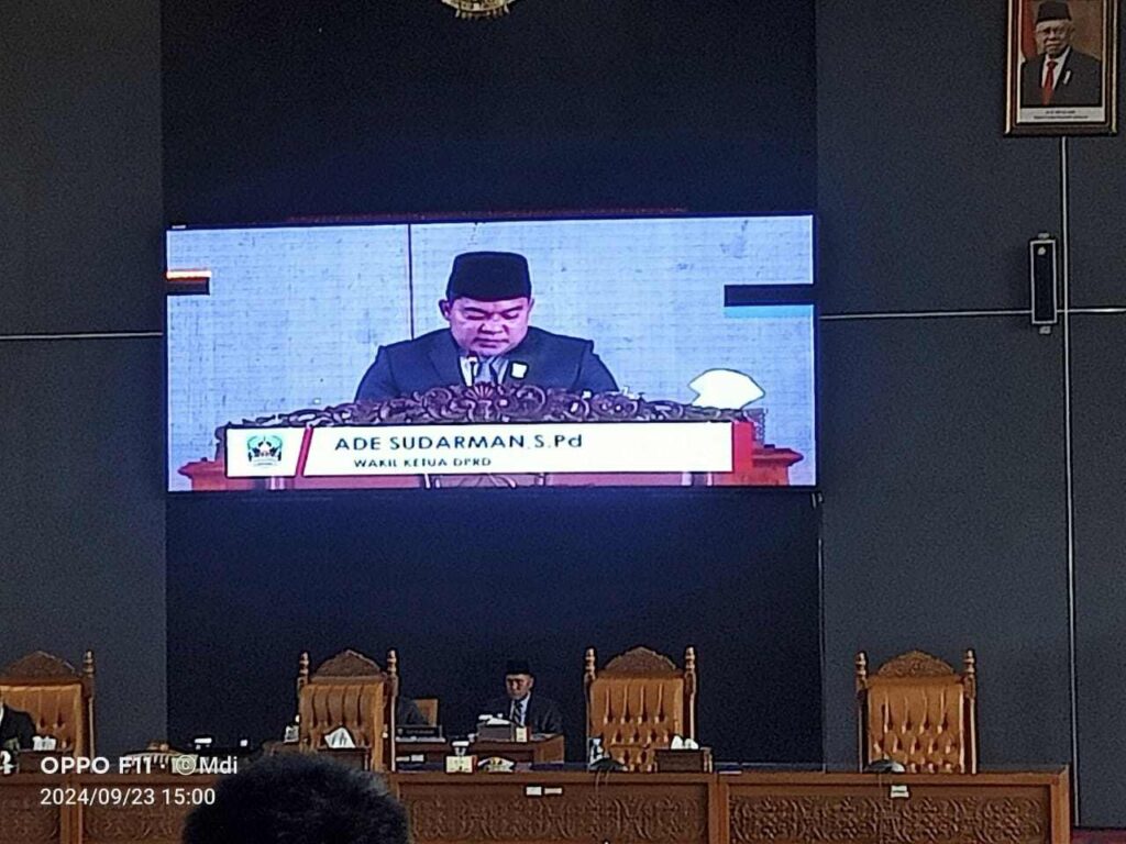 Pimpinan DPRD/ Wakil Ketua DPRD Ade Sudarman saat menutup Rapat Paripurna DPRD. MARYADI