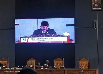 Pimpinan DPRD/ Wakil Ketua DPRD Ade Sudarman saat menutup Rapat Paripurna DPRD. MARYADI