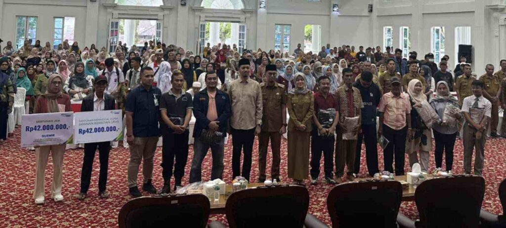 TERIMA SANTUNAN - Ahli waris almarhum Guswir dan Aguslim foto bersama dengan Wako Bukittinggi usai menyerahkan santunan di Aula Rumah Dinas Walikota Bukittinggi. YURSIL.