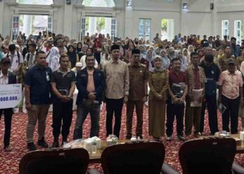 TERIMA SANTUNAN - Ahli waris almarhum Guswir dan Aguslim foto bersama dengan Wako Bukittinggi usai menyerahkan santunan di Aula Rumah Dinas Walikota Bukittinggi. YURSIL.