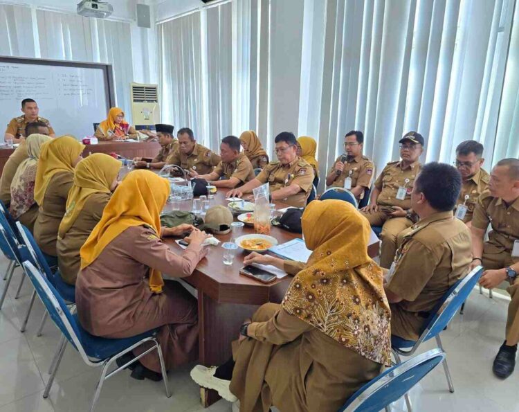 Camat Lubuk Begalung Nofiandi Amir menggelar rapat bersama dengan para lurah se- Kecamatan Lubuk Begalung. Ipat