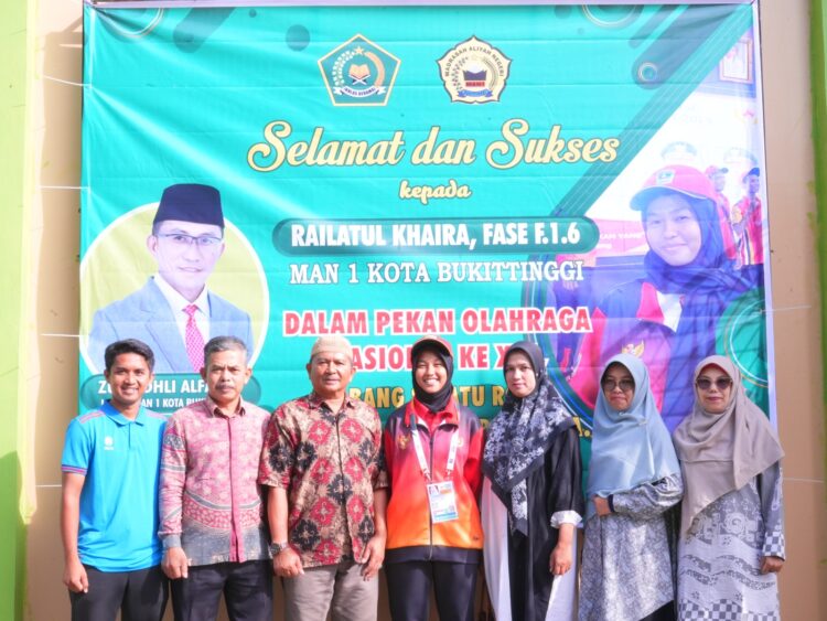 Atlet sepatu roda siswi MAN 1 Bukittinggi foto bersama dengan Kepsek sebelum berangkat berlaga di Provinsi Aceh dan Sumatera Utara. IST.
