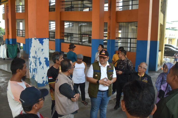 Pj Wako Padang Andree Algamar saat meninjau salah satu shelter. IST