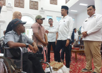 Sebanyak 280 penyandang disabilitas di Kota Bukittinggi menerima bantuan paket sembako dari Pemko Bukittinggi melalui Dinas Sosial.