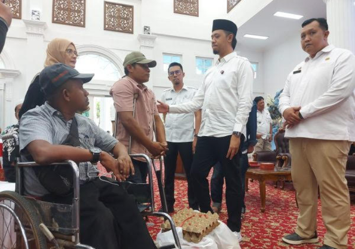 Sebanyak 280 penyandang disabilitas di Kota Bukittinggi menerima bantuan paket sembako dari Pemko Bukittinggi melalui Dinas Sosial.