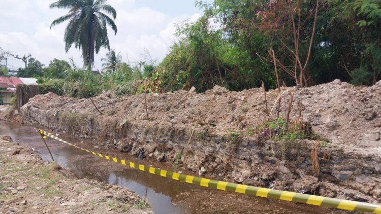 Pemerintah Kota melalui Dinas PUPR Padang tengah memperbaiki infrastruktur dengan melakukan perbaikan Jalan Belanti Radio di Kecamatan.