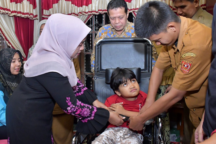 Lembaga Koordinasi Kesejahteraan Sosial (LKKS) Kabupaten Agam menyalurkan bantuan alat kesehatan untuk disabilitas di enam kecamatan