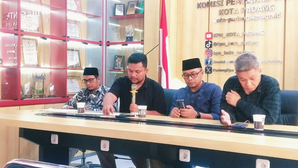 KPU mencatat jumlah pemilih pada Pilkada Kota Padang mengalami penurunan dibandingkan Pemilu Pilpres dan Pileg Februari lalu.