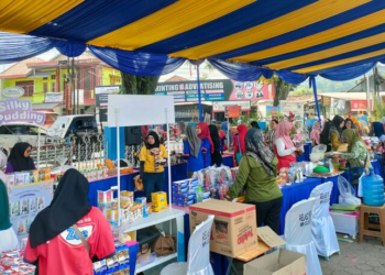 Dinas Perdagangan atau Disdag Kota Padang menggelar Operasi Pasar Murah di halaman Masjid Raya Ganting, Kecamatan Padang Timur, Kota Padang.