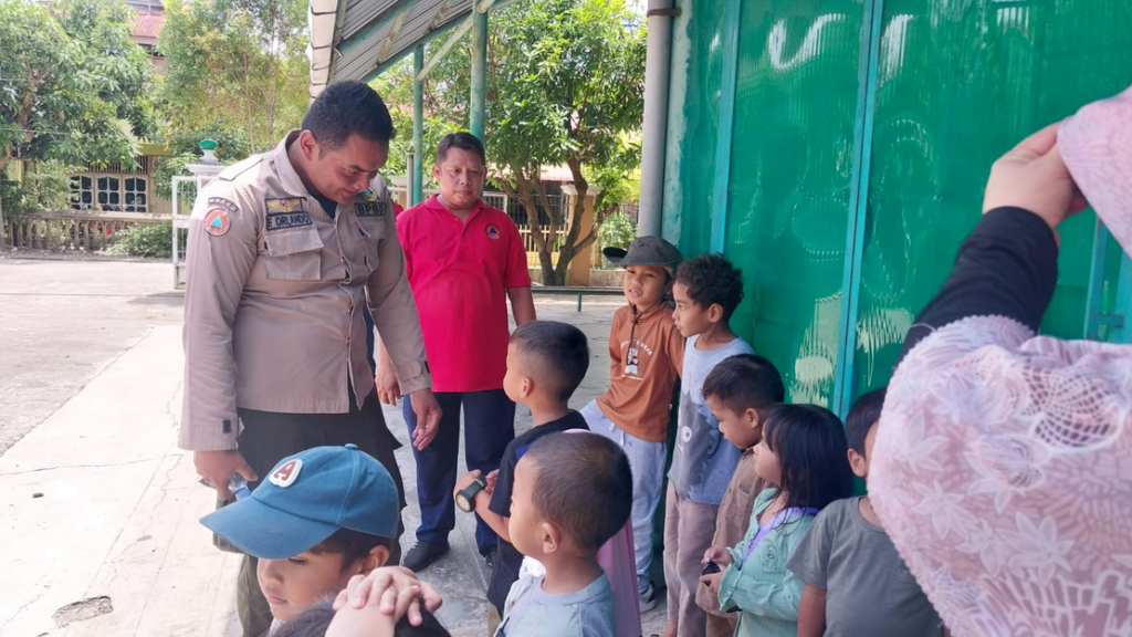 BPBD Kota Padang menggencarkan simulasi bencana alam tsunami, kali ini dengan melibatkan anak-anak terkait tindakan evakuasi bencana.