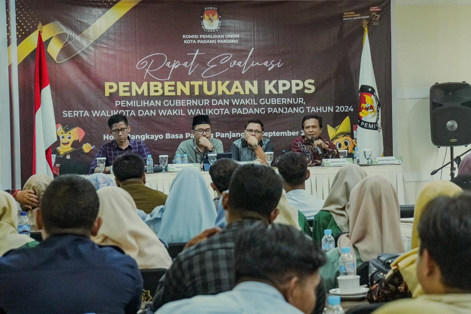 KPU Kota Padang Panjang menggelar rapat evaluasi terkait pembentukan Kelompok Penyelenggara Pemungutan Suara atau KPPS Pilkada 2024.